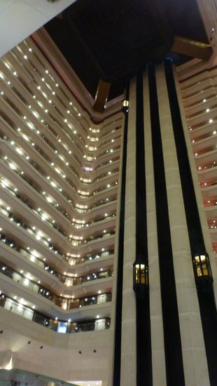 Wenn man im Le Meridien von der Lobby nach oben blickt..... (das Dach ist geschlossen oben in der Mitte hängt die Rooftopbar!!)