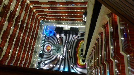 und vom 20. Stock hinunter in die Lobby - auch das ist Indien, aber irgendwie doch eine andere (sterile) Welt