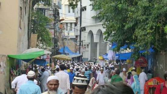 Im geschäftigen Viertel Nizamuddin, aber wir bleiben nicht lange, es sind einfach zu viele Menschen.....