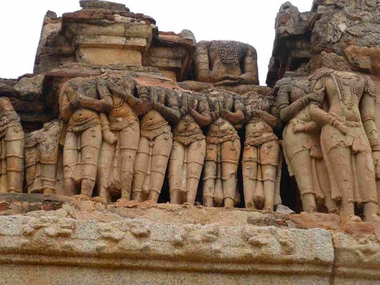 eine herrliche Skulpturenwand, aber die Muslims haben die Köpfe abgeschlagen.