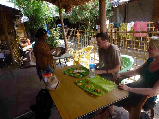 Zum Lunch in Anegundi ißt man von Bananenblättern...