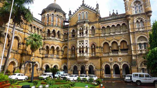 Hier nochmals ein Bild aus Mumbai - der Bahnhof Mumbai CST, der als Weltkulturerbe klassifiziert wurde, eine der größten Bahnhöfe Indiens
