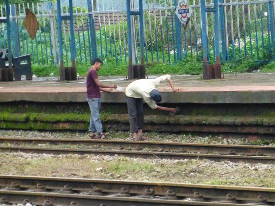 Diese Jungs haben die ehrenvolle, das Moos mit einem Schaber abzukratzen, rechts ist fertig, links muss noch...Die Bahnsteige  sind sehr sehr lang....