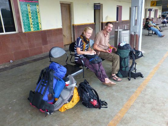 Der Bahnhof, wo wir 3 Stunden Zeit zum Umsteigen im Gleis haben und die Mooskratzer (s.o.) und die Kühe im Gleis beobachten dürfen 