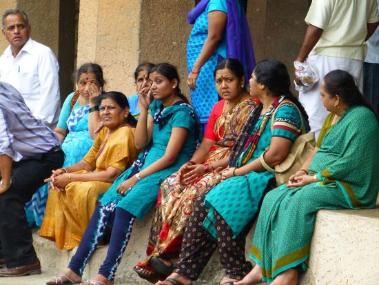 kleine indische Reisegruppe in Ajanta