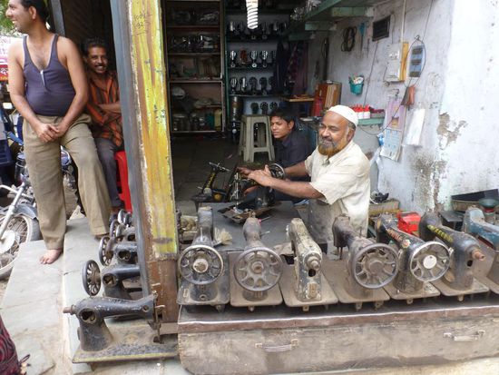 Hier werden uralte Nähmaschinen repariert...