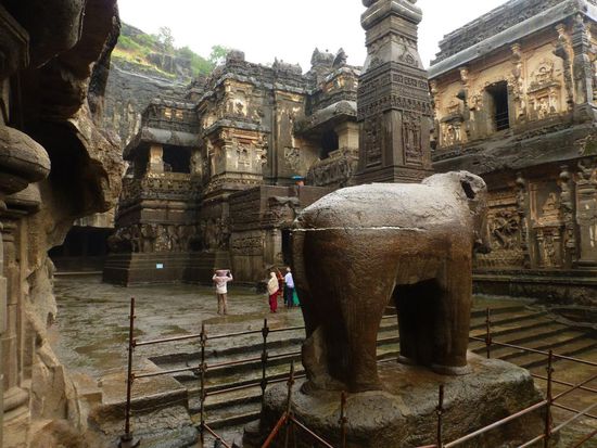 der erste Eindruck vom gewaltigen Kailash Tempel