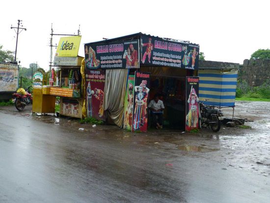 Hier kann man sich am Strassenrand mit Kostümen fotografieren lassen...