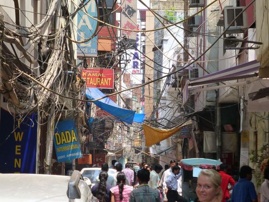 Menschen- und Kabelgewirr..