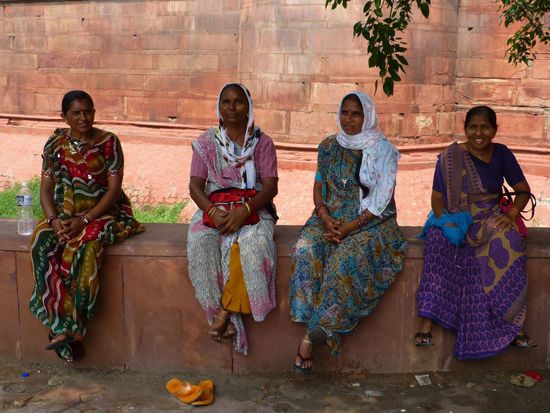 Die Ladies warten am Roten Fort