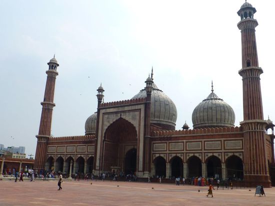 Ebenfalls in Old Delhi die Jama Masjid, ein Beispiel für Mogul-Pomp. Die größte Moschee Indiens für 25.000 Menschen. Erbaut 1656 von Shah Jahan (der auch das Taj Mahal erbaute. Sie hieß ursprünglich Masjid-i-Jahanuma ("Moschee, die einen Blick auf die Welt gewährt"). Das rechte Minarett kann besteigen werden s. nächstes Foto.