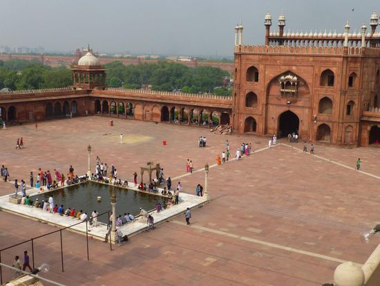 Tja, so sieht es vom Minarett aus aus. Das rituelle Wasserbecken. Hier soll es auch die Sandalen Mohammeds und ein Barthaar von ihm geben...