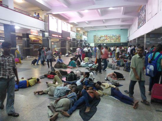 Bei unserer Rückkehr nach Delhi ein Blick in die Bahnhofshalle von New Delhi....