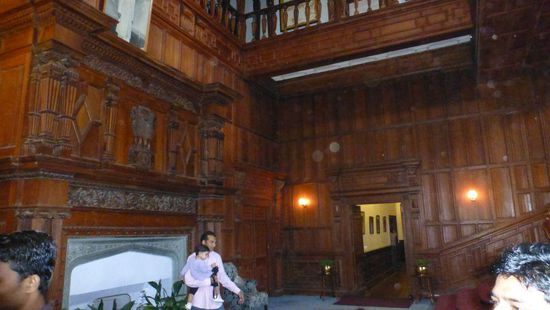 Innen ist alles mit Teak- und Walnussholz belegt