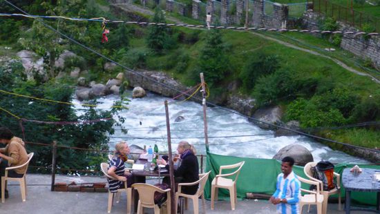 In einem der Dachrestaurants am Fluss