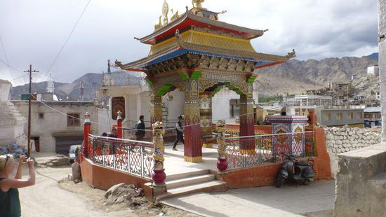 diese großen Gebetsmühlen stehen an jeder Ecke .. und müssen mit drei Umläufen gedreht werden