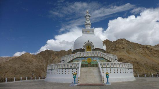 Shanti Stupa, über 500 Stufen zu erreichen, sie überragt Leh