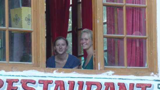 Moana und Julia im Otsal Restaurant