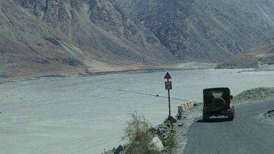 die Straße überquert unten das breite Shiyok-Tal...