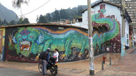 Der erste Stop - ein Graffiti in La Candelaria. Es gibt soagar eine separate Bogota Graffiti Tour!
