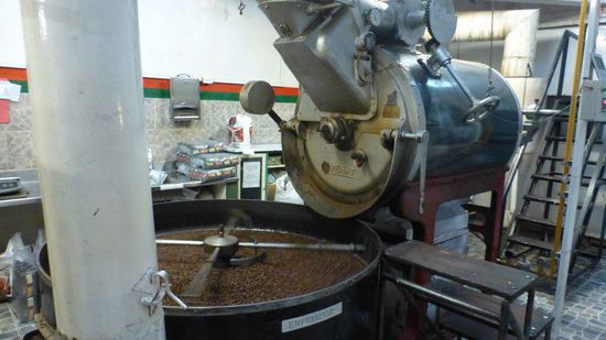 Der Kaffee wird geröstet und verpackt