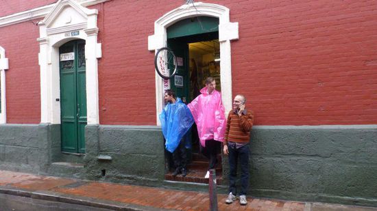 Am Schluß kommen wir in einen kräftigen Regenguss und werden nass bis auf die Haut, aber sind glücklich 