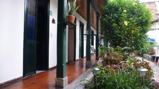 der Innenhof des Hostels, es gibt Zimmer und mehrere Bäder, die man sich teilt, das klappt sehr gut, ferner Tische, Stühle, Hängematte...