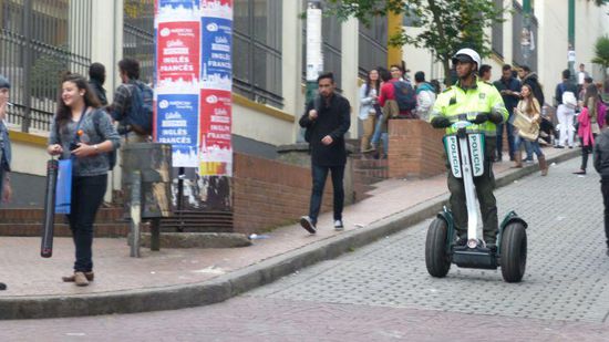 die Polizei ist deutlich moderner als bei uns.... sie hat Segways im Einsatz. Im Hintergrund die Uni mit Studenten