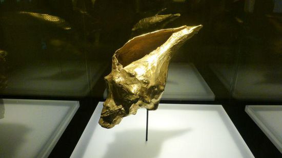 eine Goldmuschel, das Gold wurde ursprünglich auf eine Muschel aufgetragen, jetzt besteht sie aber nur noch aus Gold