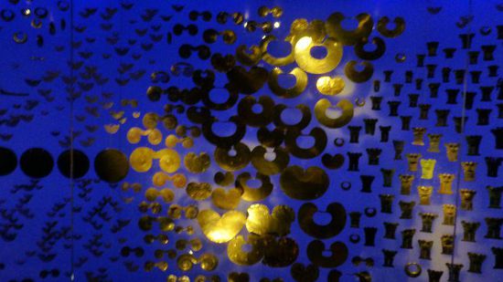 Das ist auch alles Gold. In einem Dunkelraum, dessen Wände ringsherum mit Goldexponaten versehen sind und der im Boden eine 1m große Glasplatte aufweist, unter der in mehreren Schichten Gold liegt, findet eine Sound and Light-Show statt. Zu sphärischer Musik werden unterschiedliche Bereiche beleuchtet.