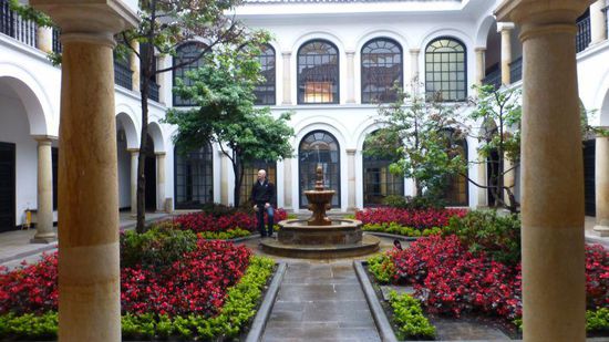 der Innenhof des Museo Botero, hier gibts auch Picasso, Chagall, Renoir,  Max Ernst, Dali, Monet und Miró