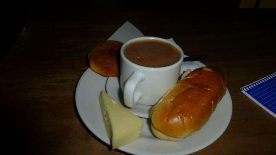 Tja, eine bekannte Spezialität,chocolate completo (heiße Schokolade mit Käse), z.b. im "La Puerta Falsa", einem kleinen völlig unscheinbaren Naschkatzen-Cafe mit wenigen winzigen Tischchen, das bereits seit 1816 existiert