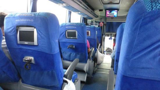 Der Luxusbus von Bolivariano: Monitore für jeden Sitz, 250 Spielfilme, davon allein 35 für Kinder, von König der Löwen, Simpsons, bis Cars 1 und 2. WC, WLAN, Schlafkabine für Fahrer, Deckenkamera, Oberschenkelstütze