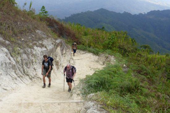danach gehts erst kräftig runter, nochmal hoch und wieder runter, bis zum ersten Camp...