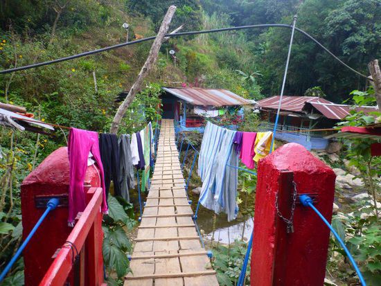 Hängebrücke ins erste Camp, gleichzeitig Wäscheleine