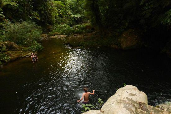 das schönste am ganzen Trek die Erfrischung im Fluss, man muss aber ca. 5m springen