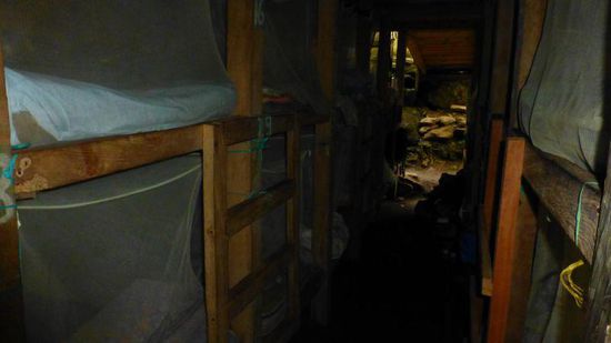 Camp nr. 2 ist ziemlich dunkel, dafür gibt es Stockbetten mit Moskitonetzen