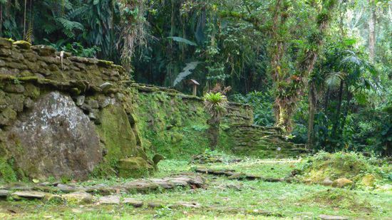 man kann die ersten Strukturen erkennen, es sind aber nur noch die Fundamente der Häuser und heiligen Stätten erhalten