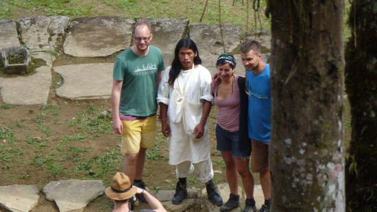 bei einer anderen Gruppe trägt der Guide die typische Indiokleidung