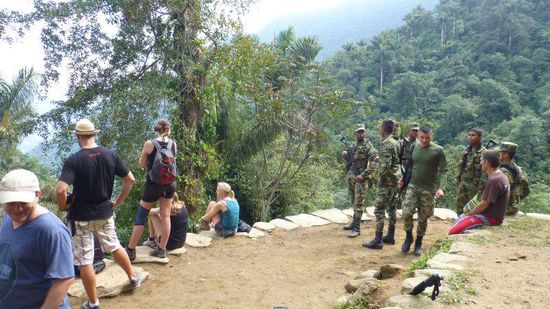 bis vor ein paar Jahren war das gesamte Gebiet Guerillagebiet und off limits, aber immer gibt es starke Militärpräsenz, sie sind aber immer freundlich