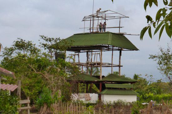man rüstet sich für zukünftige Touristen, allerdings hier mit gewagter Architektur