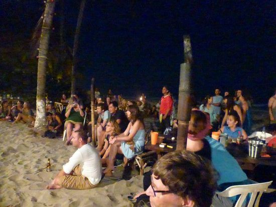 erstaunlich viele Leute tauchen auf, sonst sieht mn hier tagsüber nur vereinzelt Touris