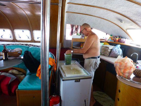 Fritz bereitet schon mal den Lunch zu