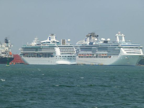 2 Kreuzfahrtschiffe im Hafen von Cartagena