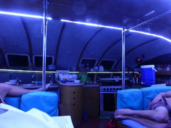 das Licht ist eigentlich weiß, das blau täuscht also...