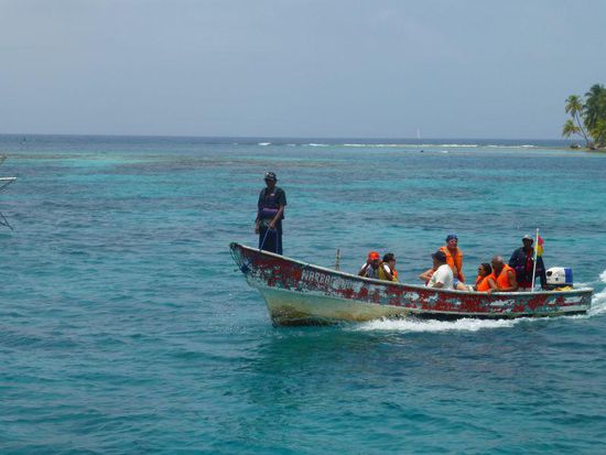 die Kuna fahran mit diesen Booten zu den Inseln