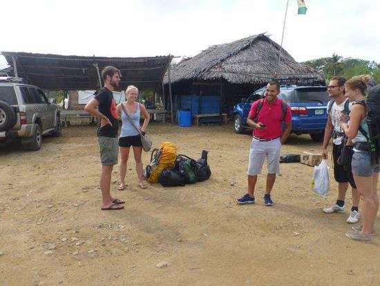 Wieder festen Boden unter den Füßen, zusammen mit Javier, der uns nach Panama-City begleitet, um Ersatzteile für die defekte Ruderanlage zu besorgen