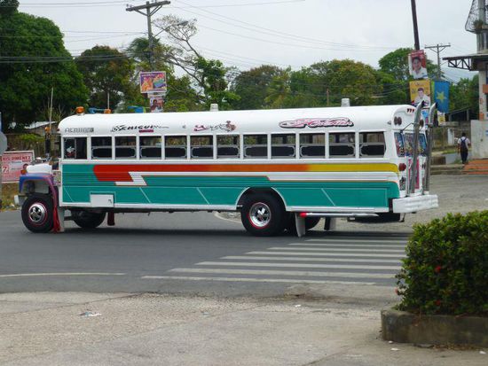 die typischen Busse, man beachte den Auspuff am Heck...