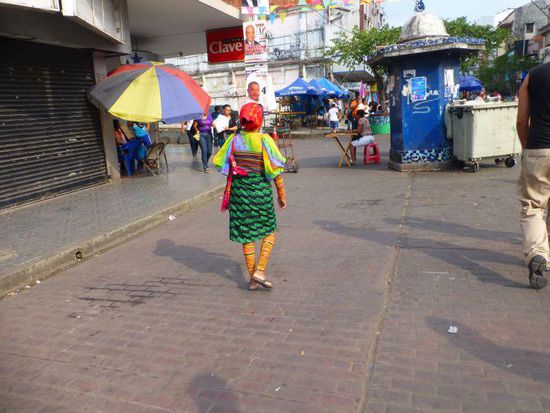 die Kuna fallen durch ihre bunte Kleidung auf