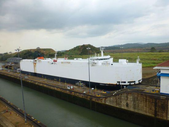 es gibt komische Schiffe, dies ist ein - leerer - Autotransporter